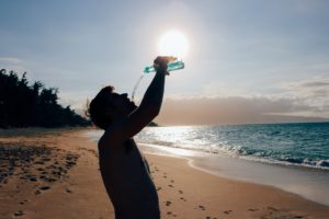 飲み物を飲んでいる男性