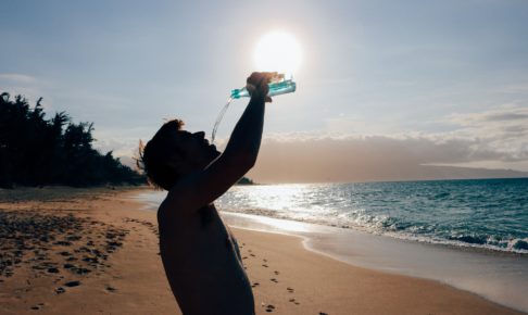 飲み物を飲んでいる男性