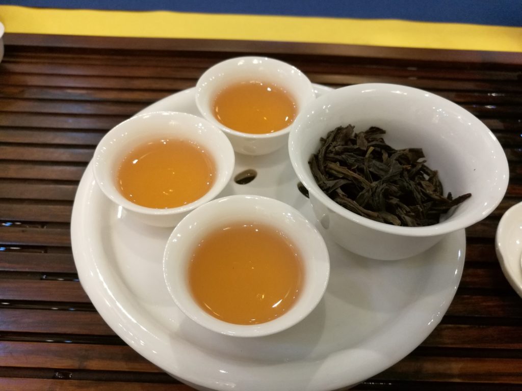 ウーロン茶とウーロン茶の茶葉