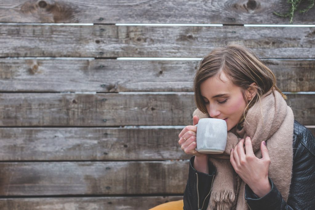 コーヒーを飲んでいる女性①