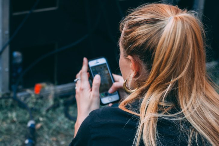 スマホをいじっている外国人女性