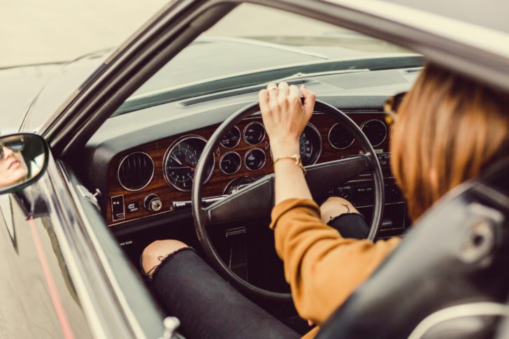 車を運転する外国人女性